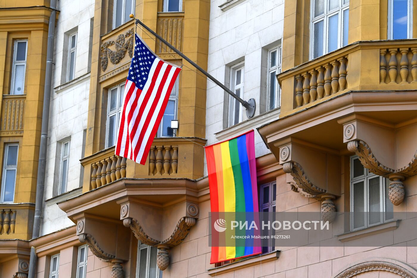 Флаг ЛГБТ-сообщества на здании посольства США в Москве