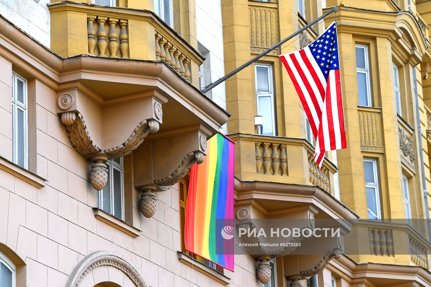 Флаг ЛГБТ-сообщества на здании посольства США в Москве