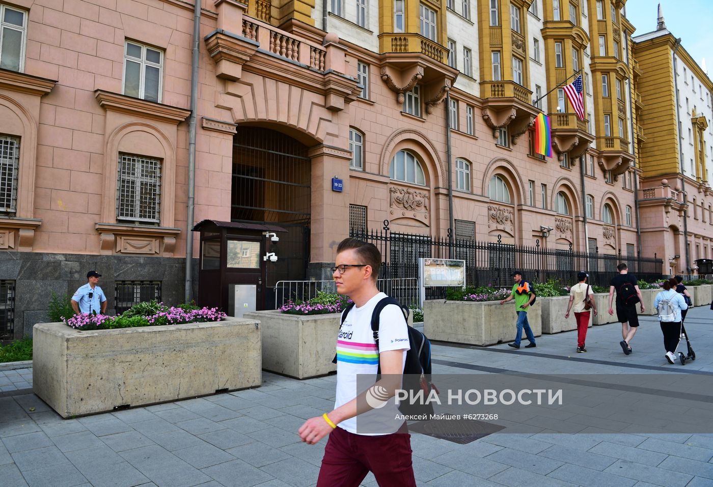 Флаг ЛГБТ-сообщества на здании посольства США в Москве