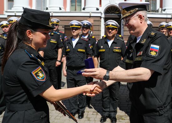 В Калининграде наградили девушку, не покинувшую строй на параде из-за слетевшей туфли