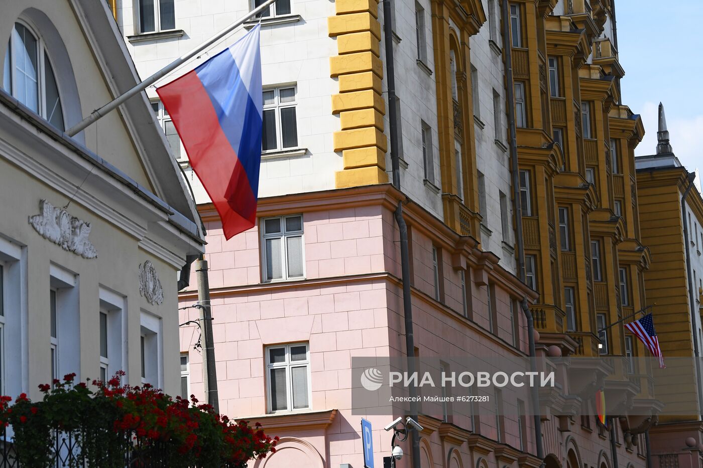 Флаг ЛГБТ-сообщества на здании посольства США в Москве