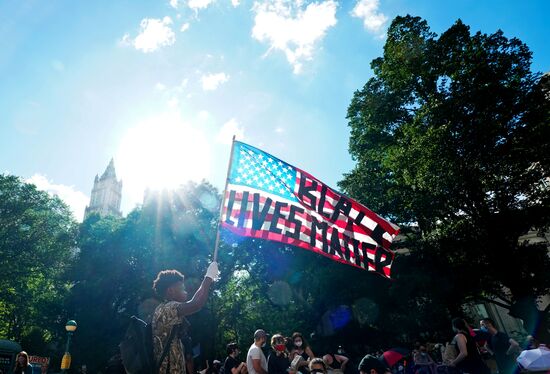 Протестующие в Нью-Йорке разбили палаточный лагерь у здания мэрии