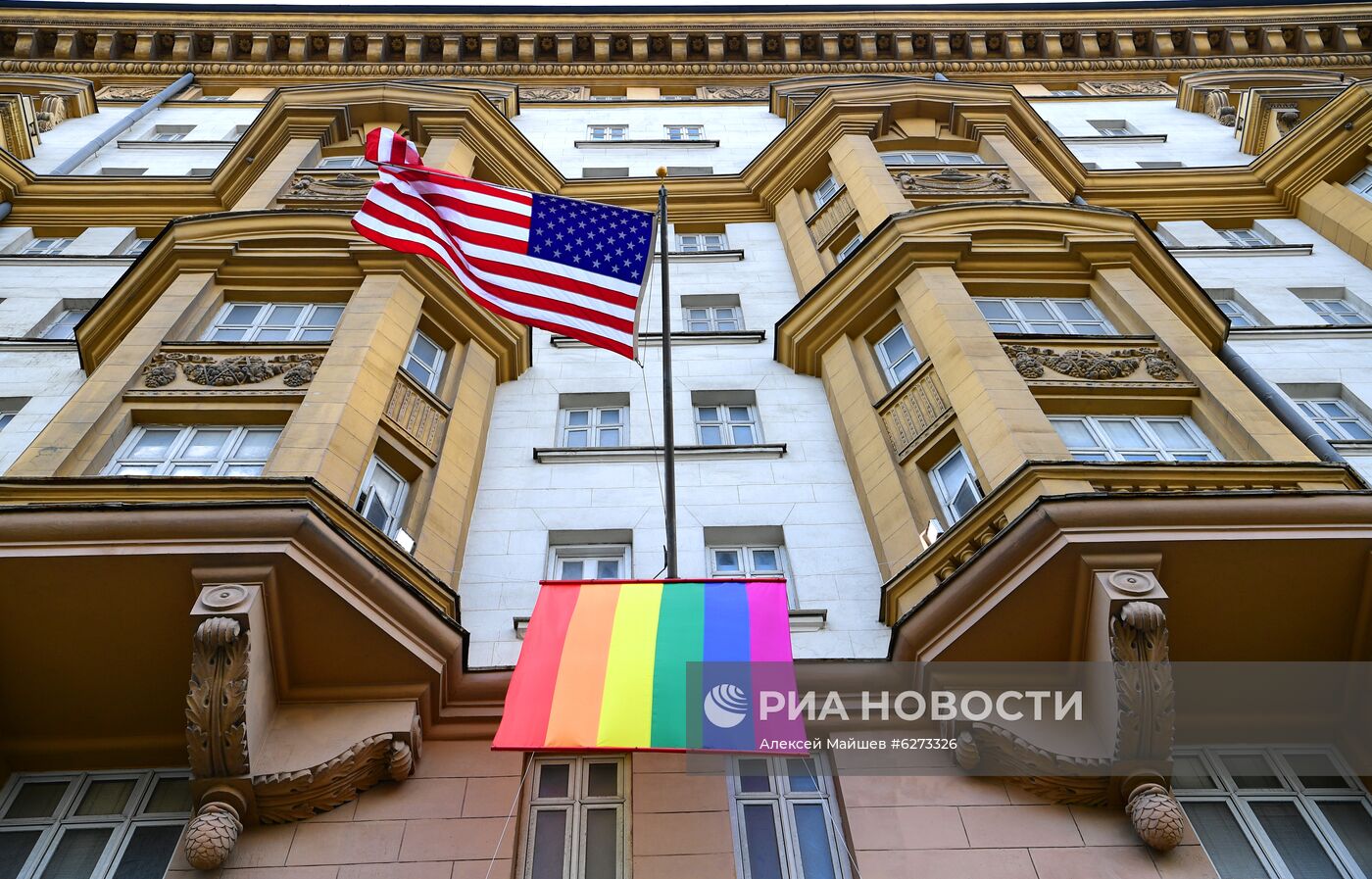 Флаг ЛГБТ-сообщества на здании посольства США в Москве