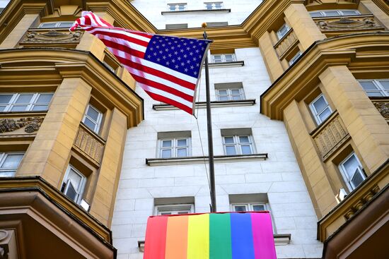 Флаг ЛГБТ-сообщества на здании посольства США в Москве