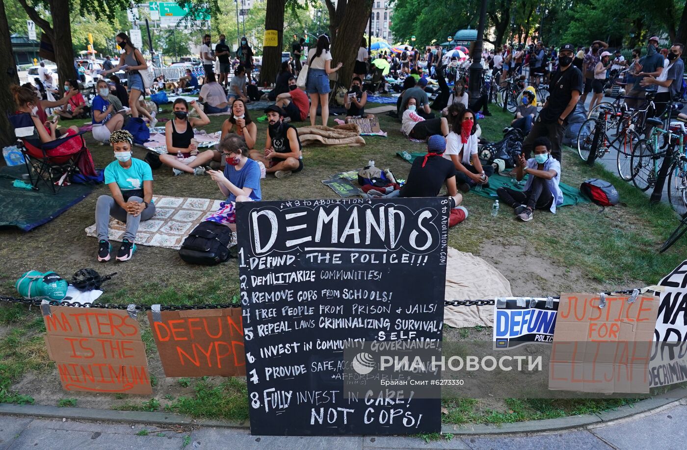 Протестующие в Нью-Йорке разбили палаточный лагерь у здания мэрии