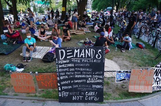 Протестующие в Нью-Йорке разбили палаточный лагерь у здания мэрии