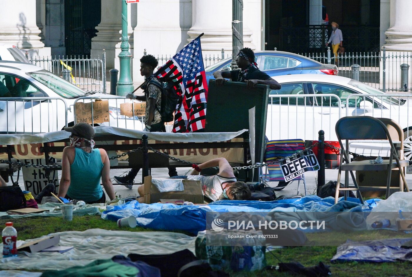 Протестующие в Нью-Йорке разбили палаточный лагерь у здания мэрии