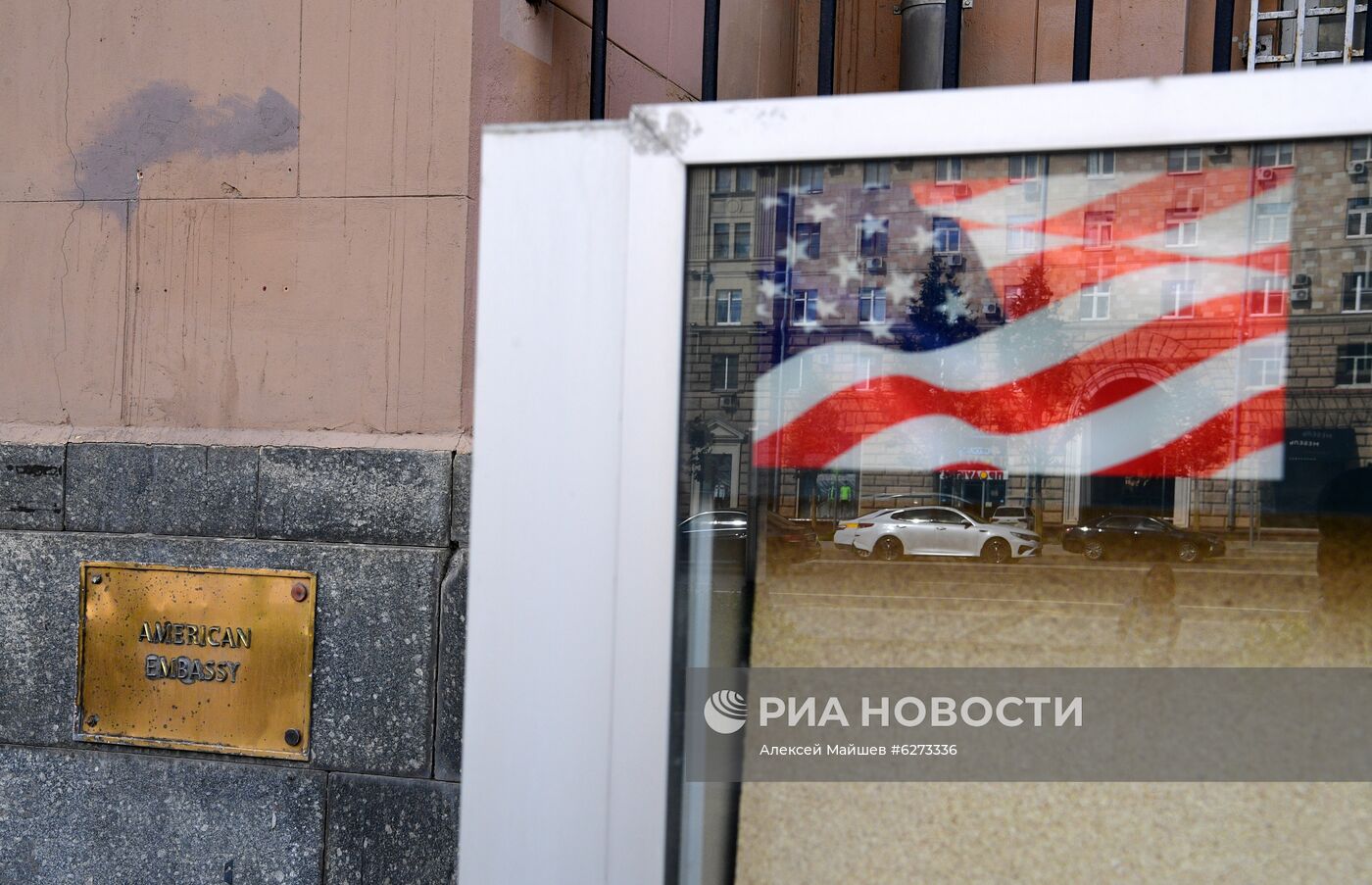 Флаг ЛГБТ-сообщества на здании посольства США в Москве