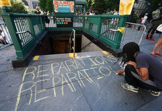 Протестующие в Нью-Йорке разбили палаточный лагерь у здания мэрии