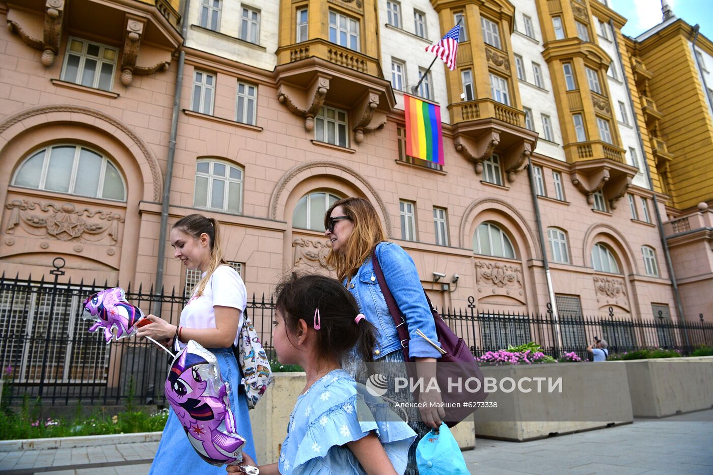 Флаг ЛГБТ-сообщества на здании посольства США в Москве