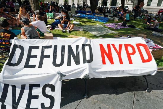 Протестующие в Нью-Йорке разбили палаточный лагерь у здания мэрии