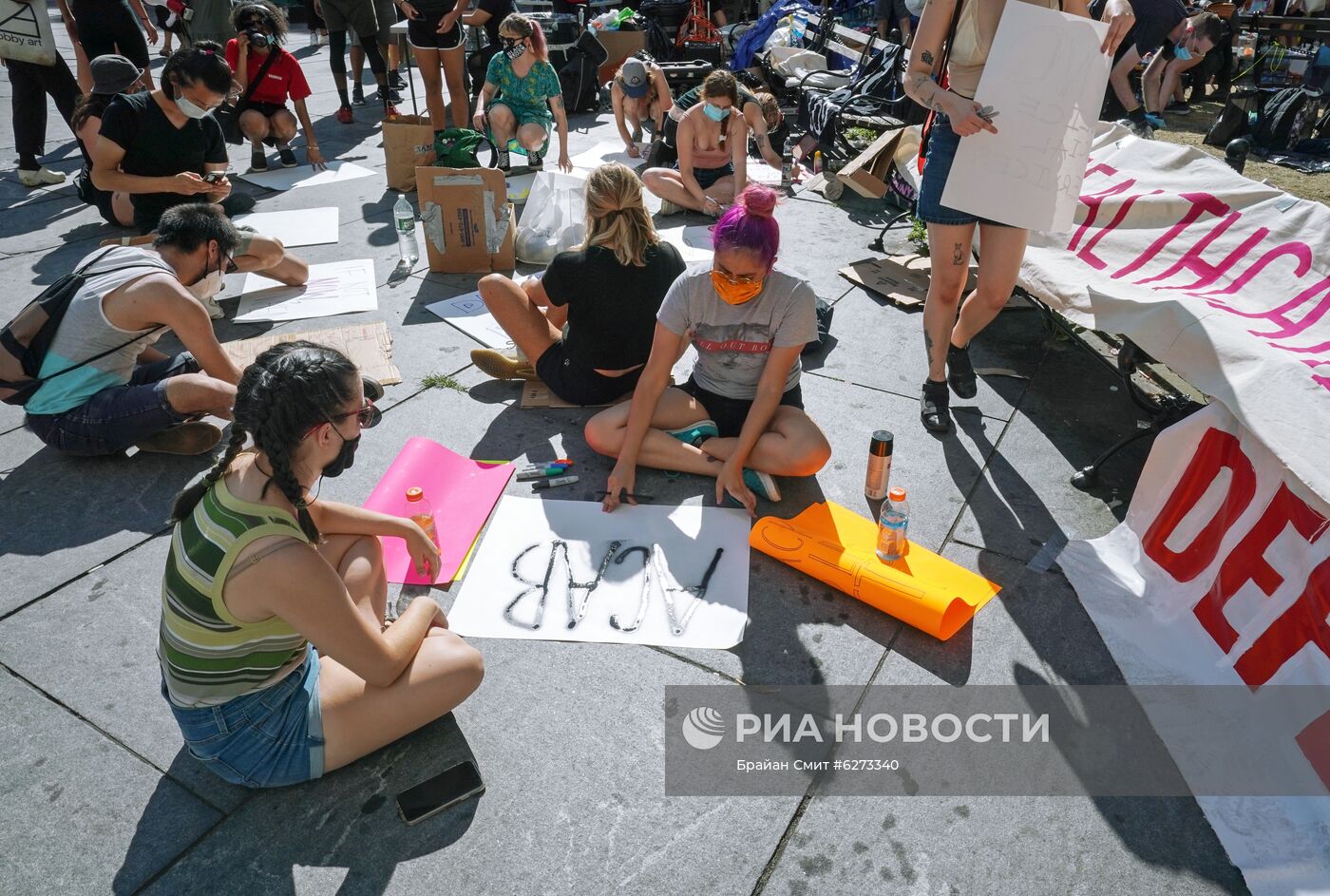 Протестующие в Нью-Йорке разбили палаточный лагерь у здания мэрии