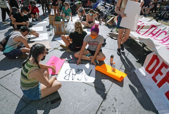 Протестующие в Нью-Йорке разбили палаточный лагерь у здания мэрии