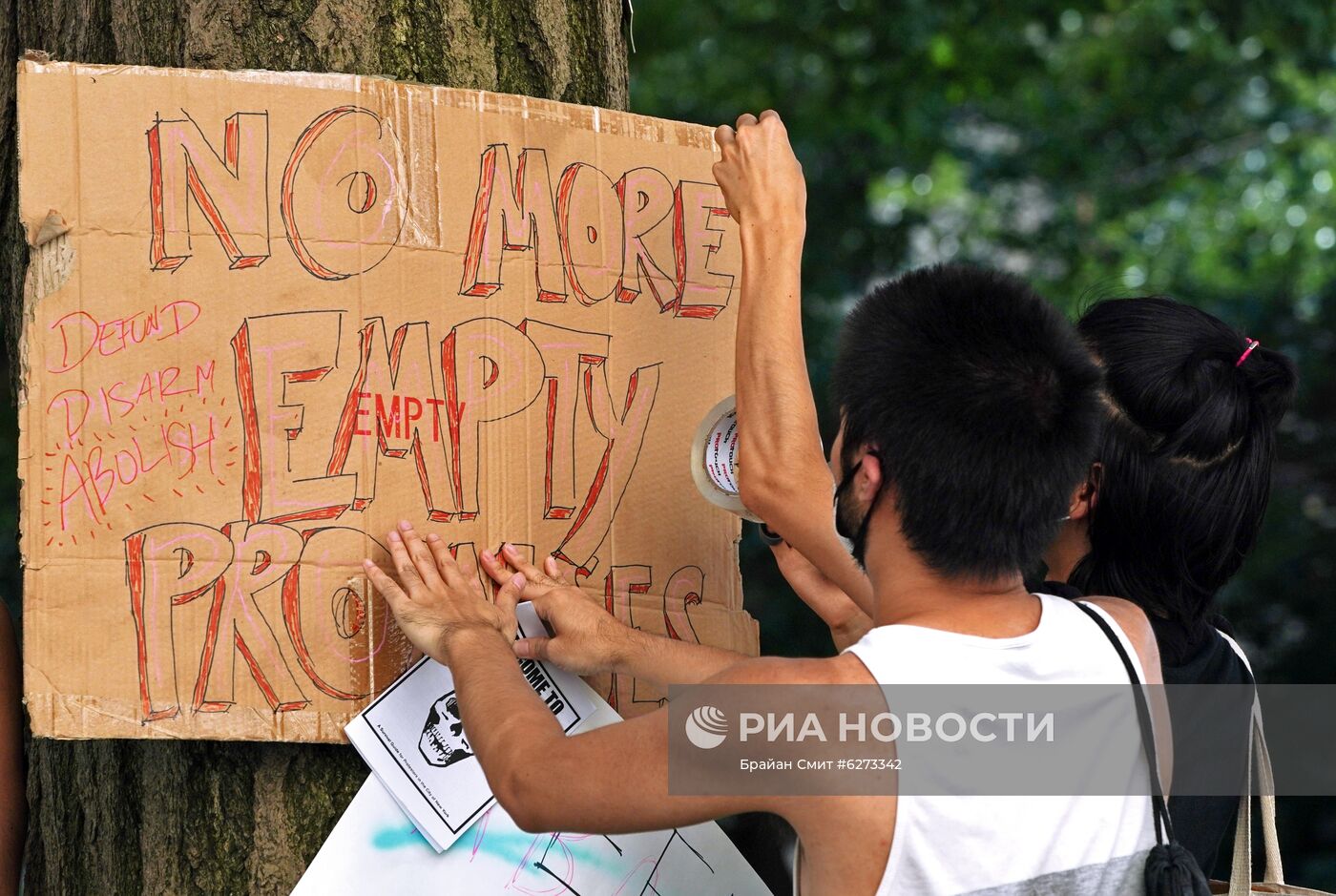 Протестующие в Нью-Йорке разбили палаточный лагерь у здания мэрии