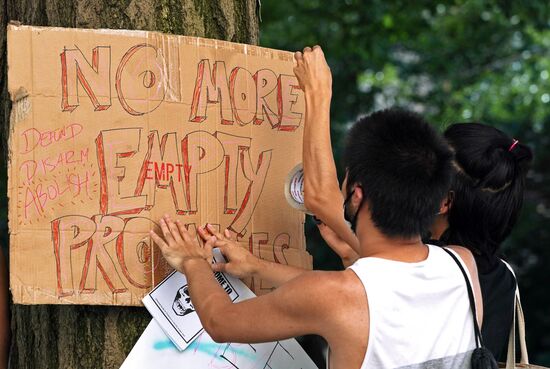 Протестующие в Нью-Йорке разбили палаточный лагерь у здания мэрии