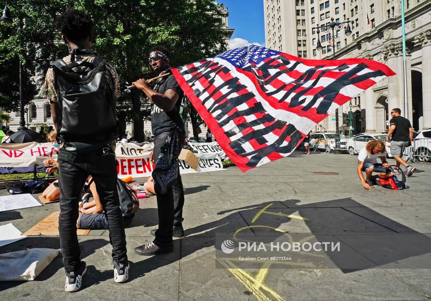 Протестующие в Нью-Йорке разбили палаточный лагерь у здания мэрии