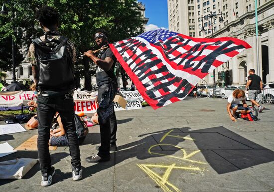 Протестующие в Нью-Йорке разбили палаточный лагерь у здания мэрии