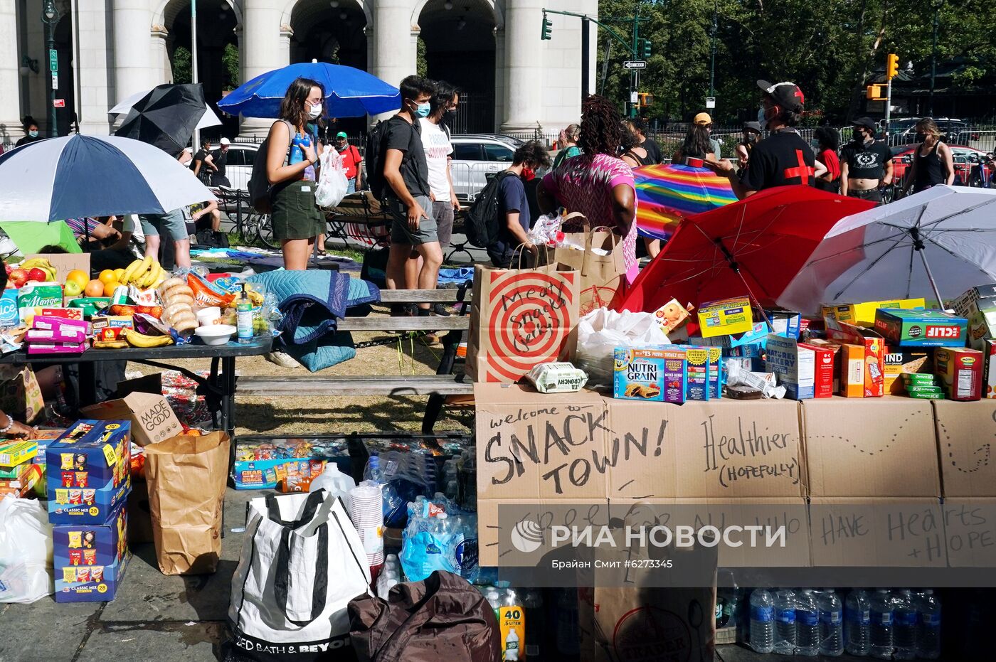 Протестующие в Нью-Йорке разбили палаточный лагерь у здания мэрии