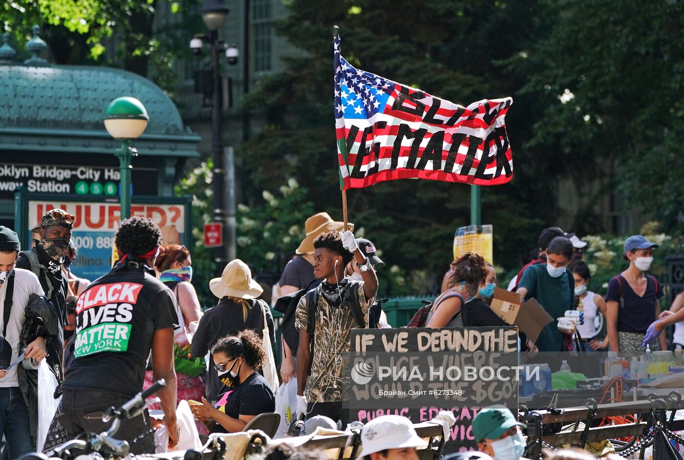 Протестующие в Нью-Йорке разбили палаточный лагерь у здания мэрии