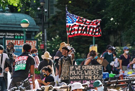 Протестующие в Нью-Йорке разбили палаточный лагерь у здания мэрии