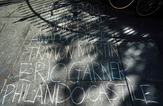 Протестующие в Нью-Йорке разбили палаточный лагерь у здания мэрии