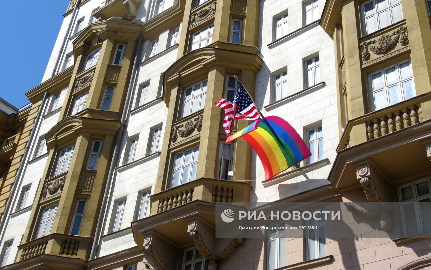 Флаг ЛГБТ-сообщества на здании посольства США в Москве