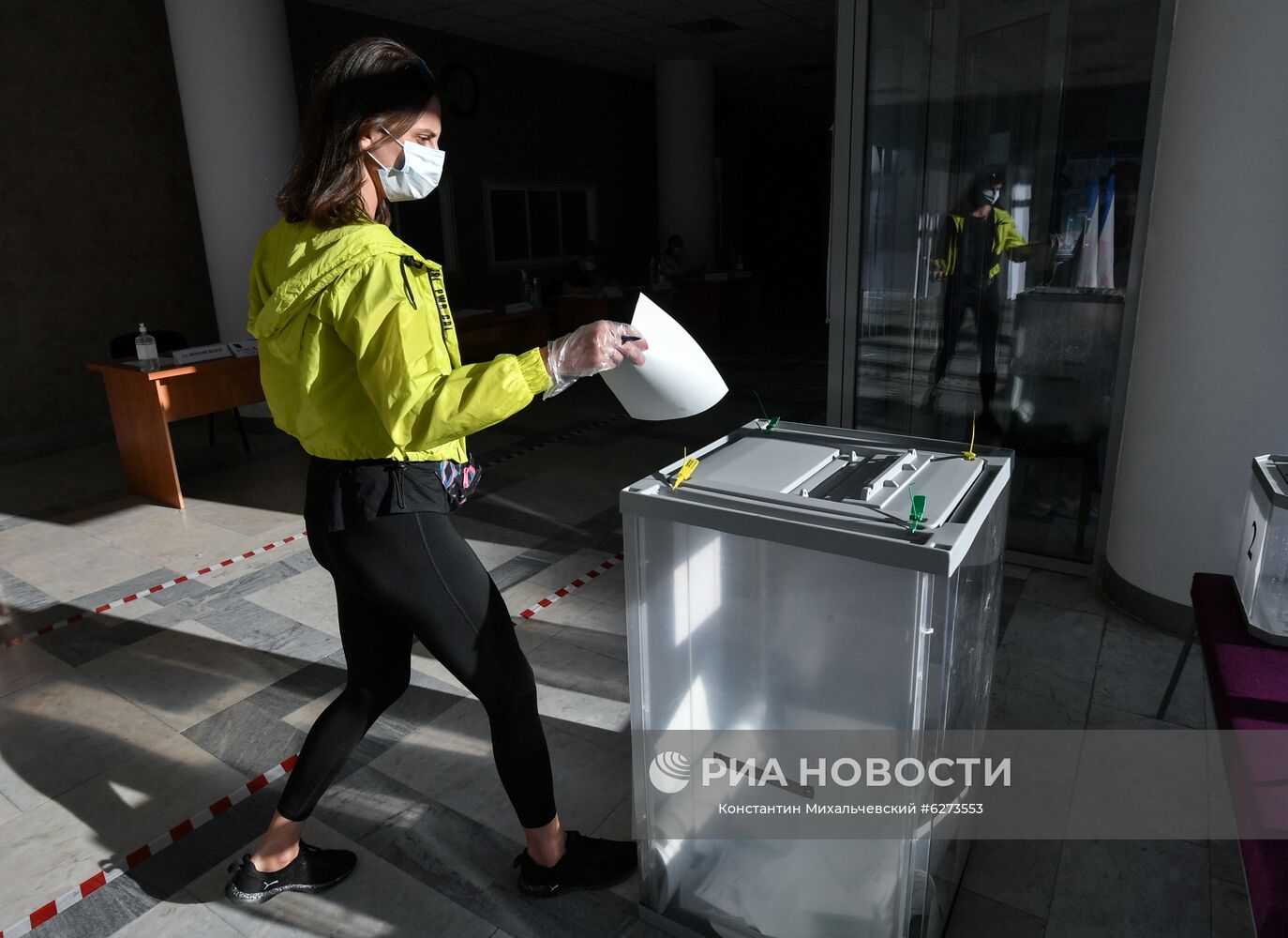 Девушка голосует по одобрению внесения поправок в Конституцию РФ на избирательном участке в Симферополе. Голосование продлится с 25 июня по 1 июля. Место: Россия, Симферополь. Автор: Константин Михальчевский/РИА Новости. Голосование по внесению поправок в Конституцию РФ в городах России