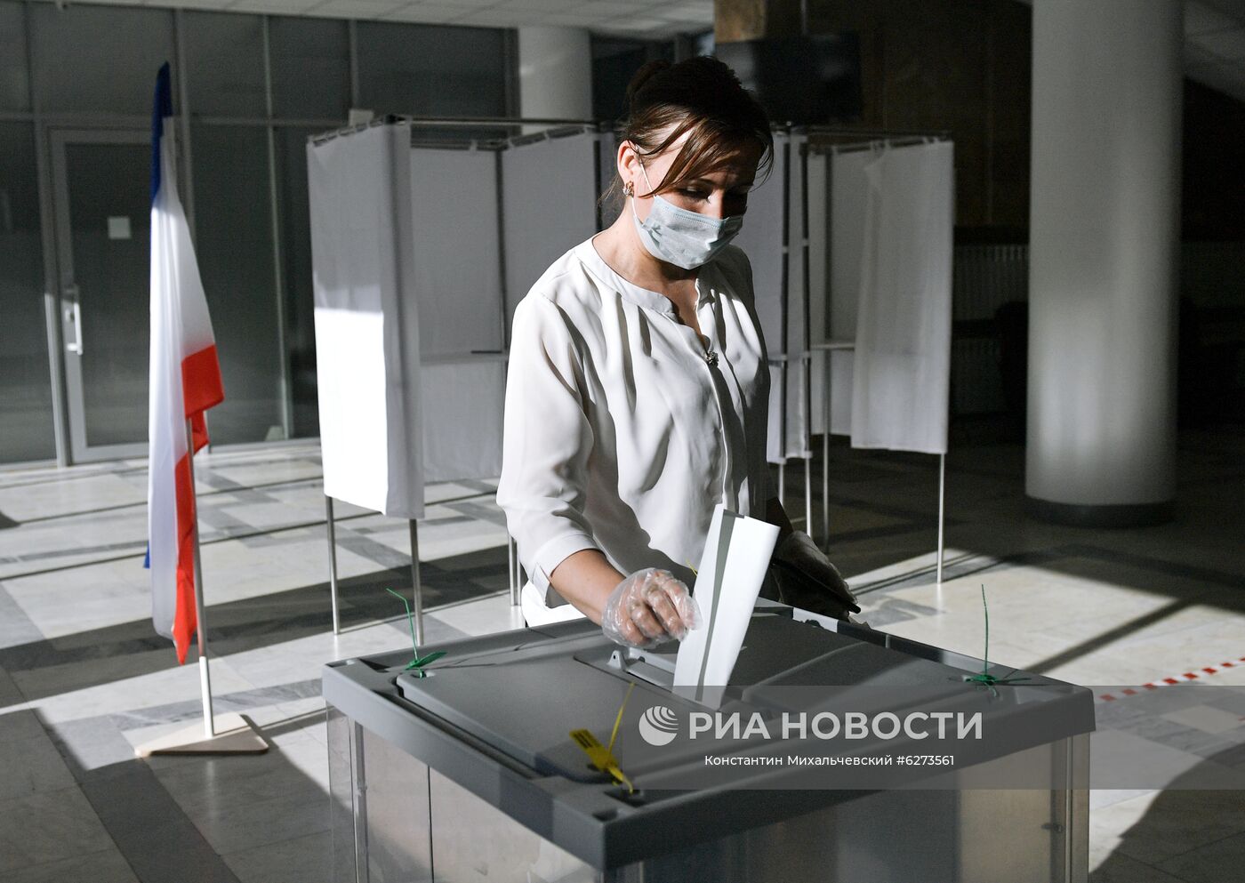 Женщина голосует по одобрению внесения поправок в Конституцию РФ на избирательном участке в Симферополе. Голосование продлится с 25 июня по 1 июля. Место: Россия, Симферополь. Автор: Константин Михальчевский/РИА Новости. Голосование по внесению поправок в Конституцию РФ в городах России