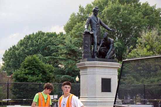 В Вашингтоне оградили памятник Линкольну из-за призывов к его сносу