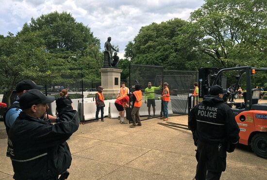 В Вашингтоне оградили памятник Линкольну из-за призывов к его сносу