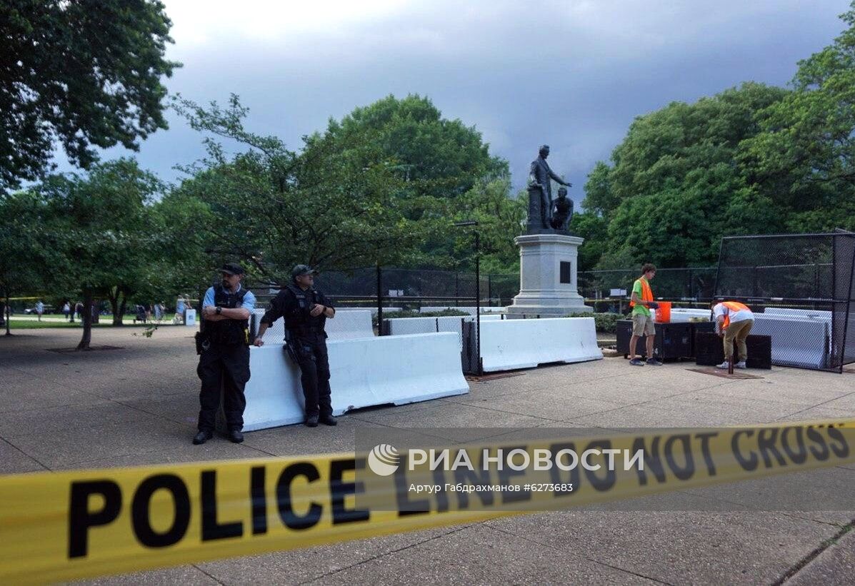 В Вашингтоне оградили памятник Линкольну из-за призывов к его сносу