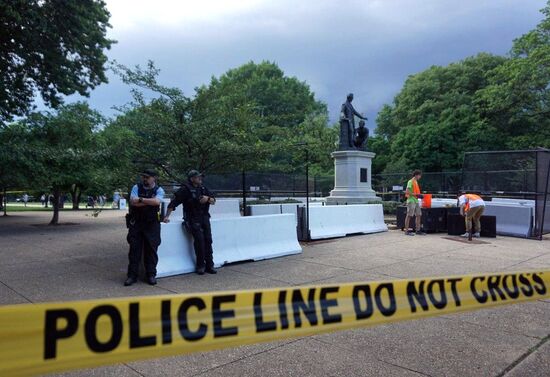 В Вашингтоне оградили памятник Линкольну из-за призывов к его сносу