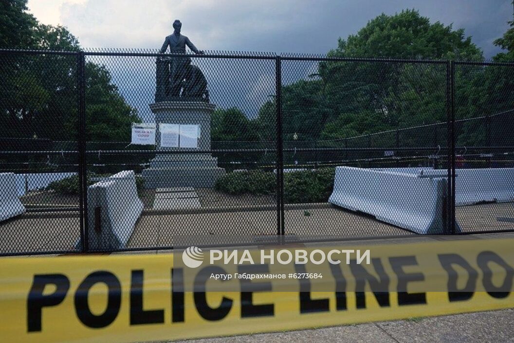 В Вашингтоне оградили памятник Линкольну из-за призывов к его сносу