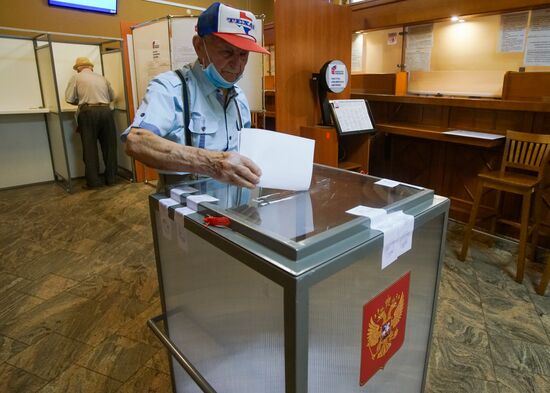 Голосование по внесению поправок в Конституцию РФ в Латвии