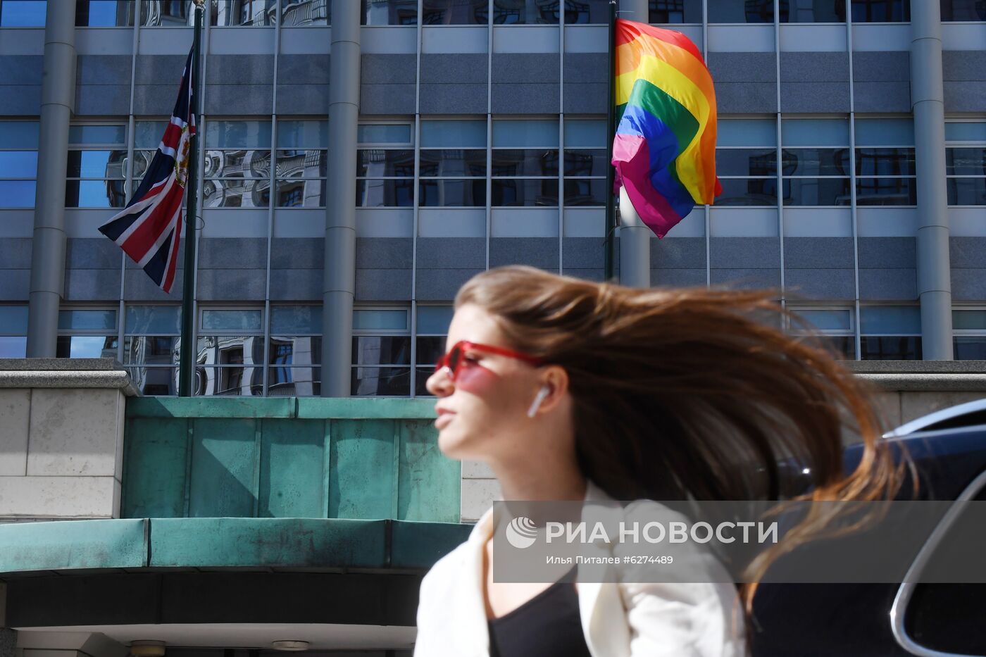 Посольство Великобритании в Москве вывесило флаг ЛГБТ-сообщества | РИА  Новости Медиабанк