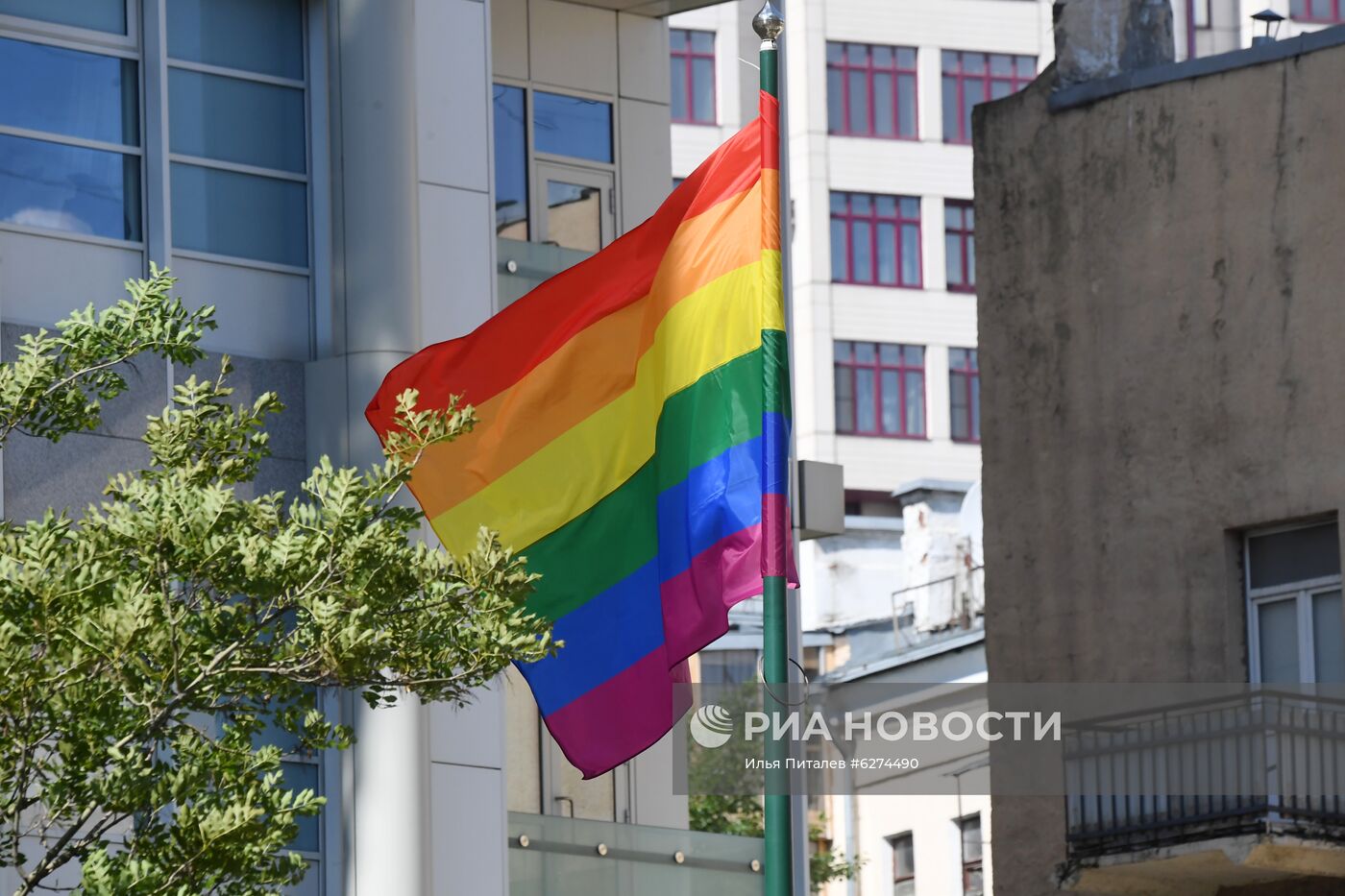 Посольство Великобритании в Москве вывесило флаг ЛГБТ-сообщества 