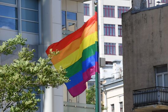 Посольство Великобритании в Москве вывесило флаг ЛГБТ-сообщества 