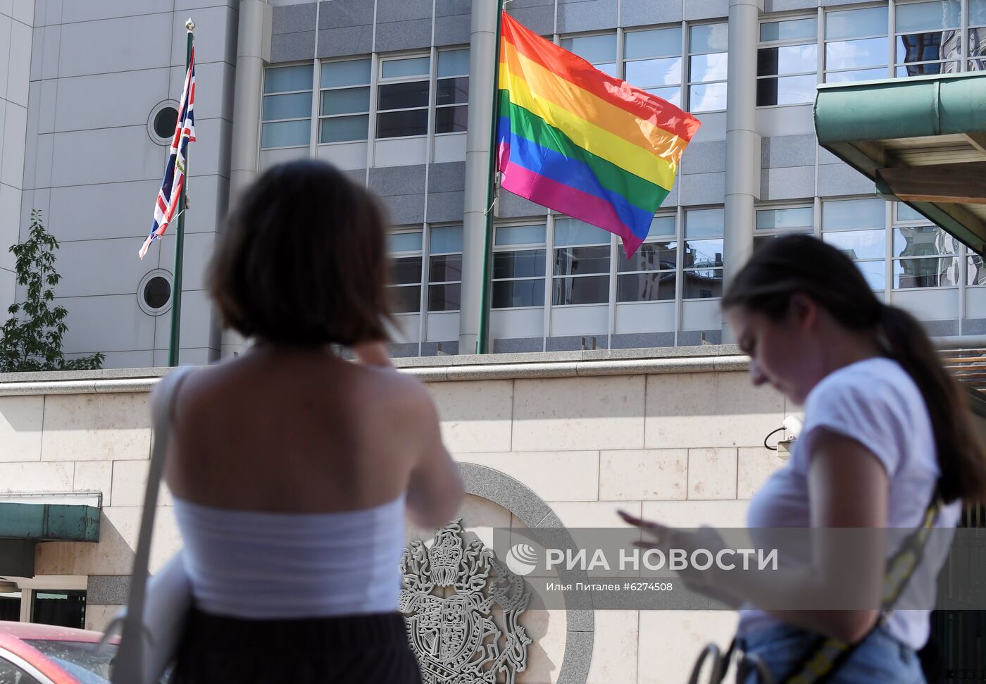 Посольство Великобритании в Москве вывесило флаг ЛГБТ-сообщества 