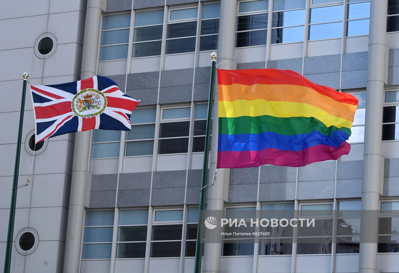 Посольство Великобритании в Москве вывесило флаг ЛГБТ-сообщества | РИА  Новости Медиабанк