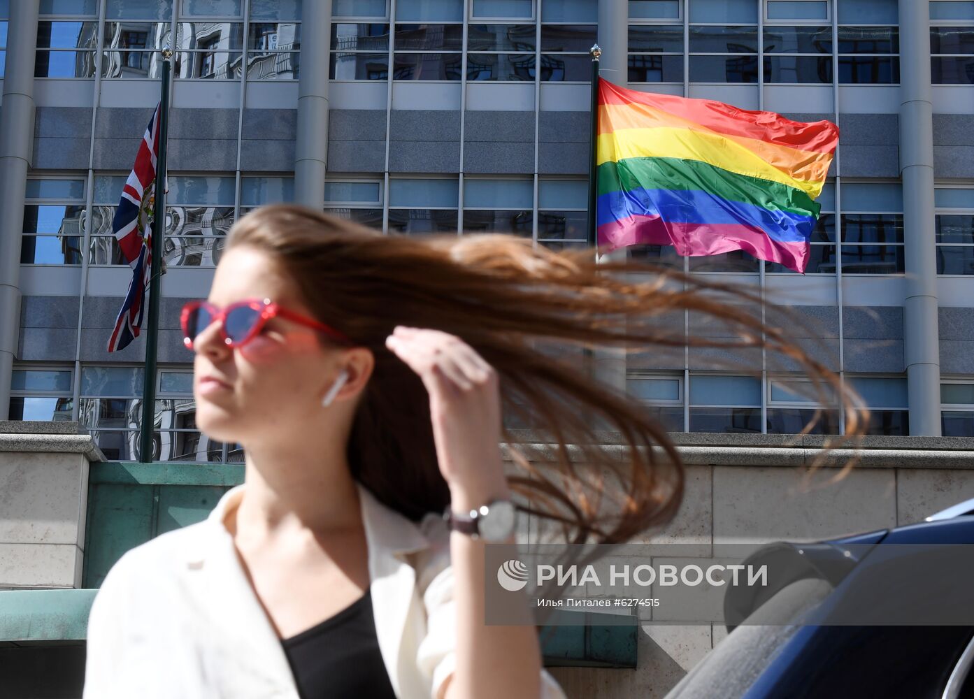 Посольство Великобритании в Москве вывесило флаг ЛГБТ-сообщества 