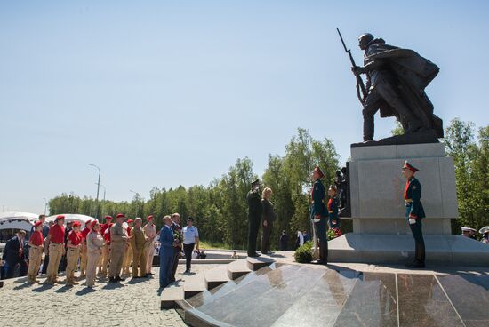 Открытие памятника "Погибшим при защите Отечества"