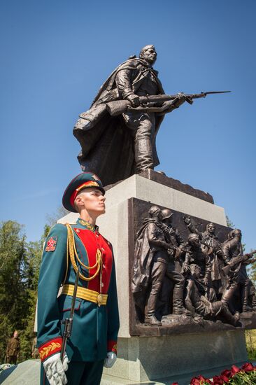 Открытие памятника "Погибшим при защите Отечества"