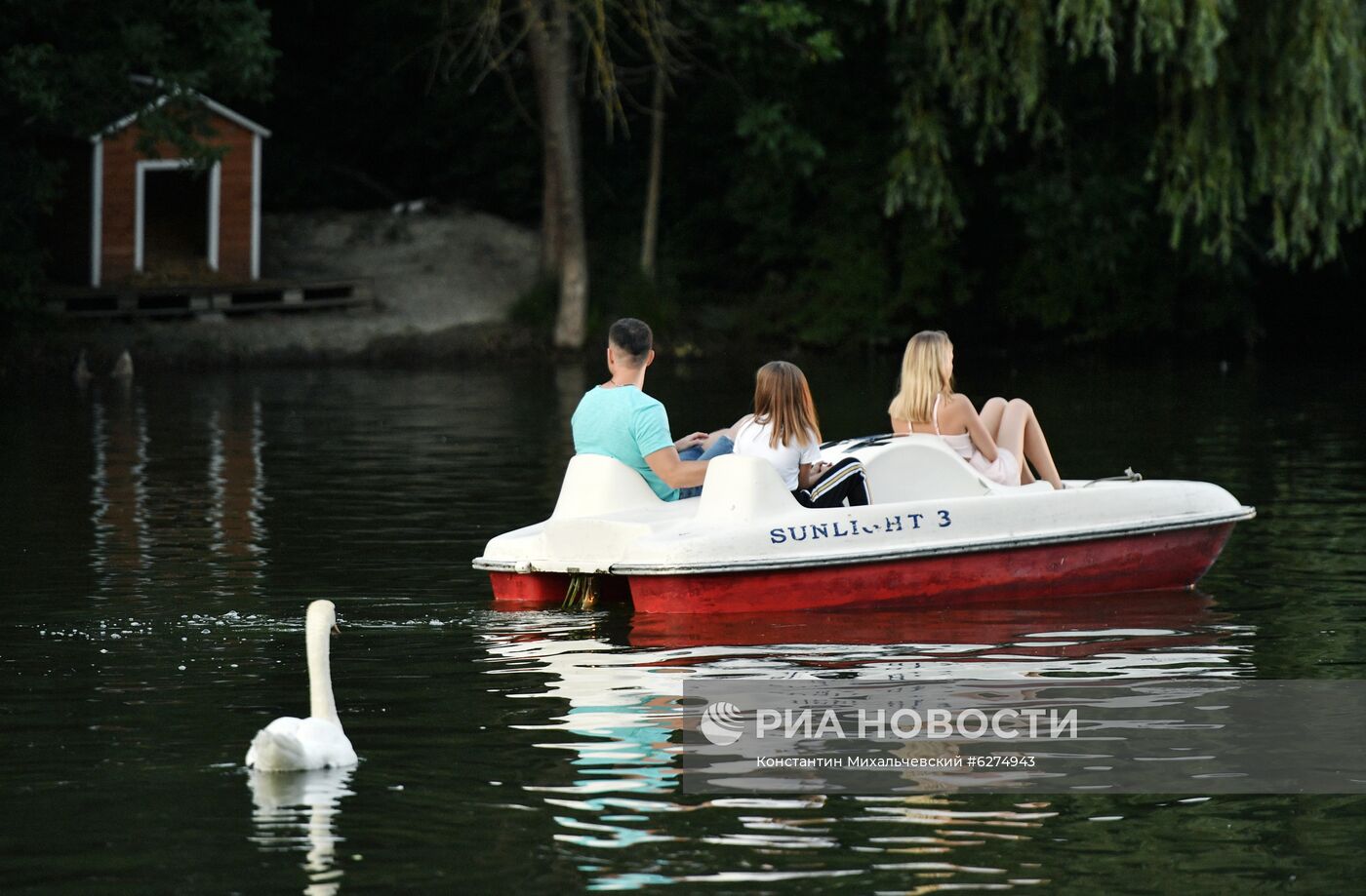 Отдыхающие в Гагаринском парке в Крыму