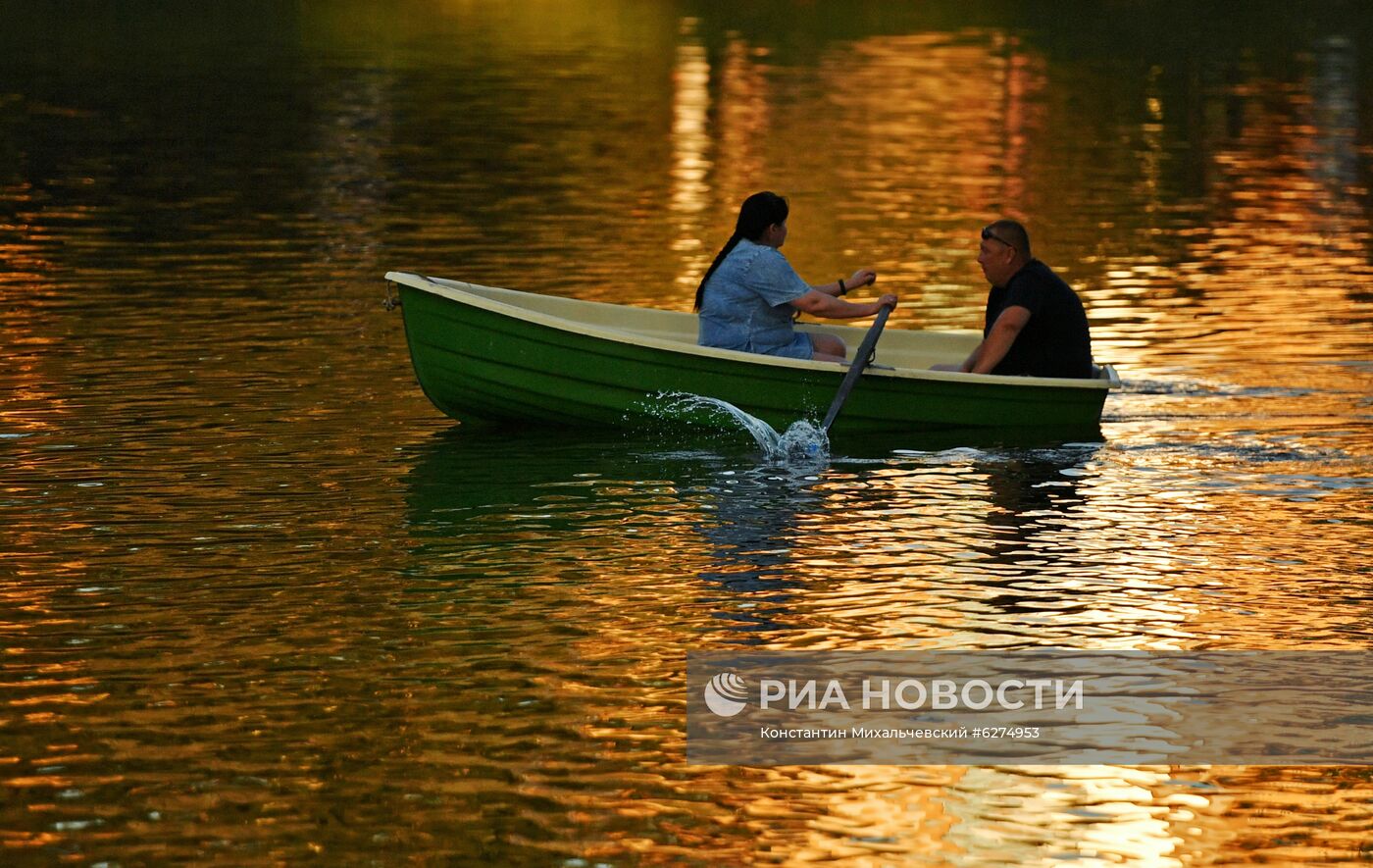 Отдыхающие в Гагаринском парке в Крыму