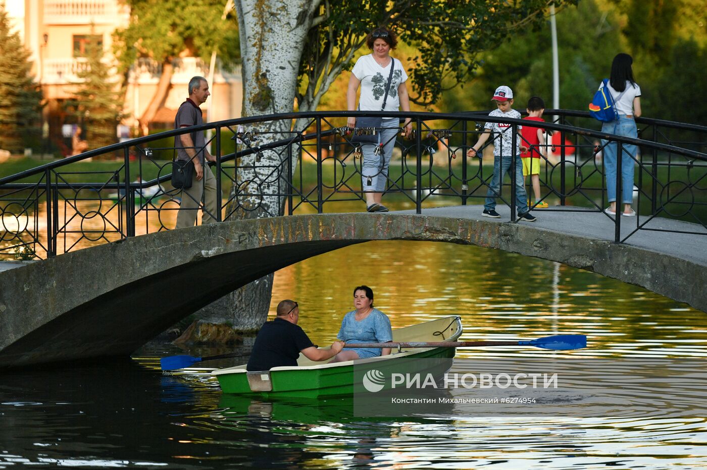 Отдыхающие в Гагаринском парке в Крыму