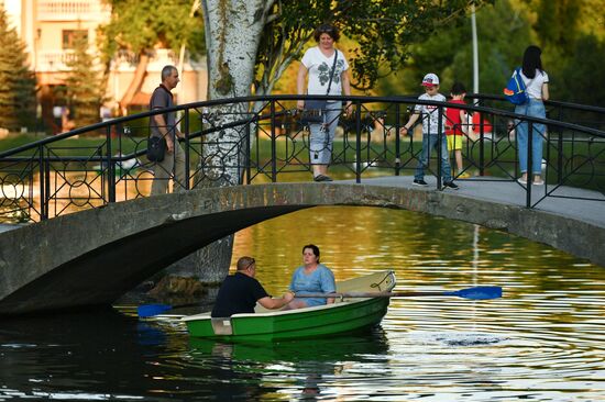 Отдыхающие в Гагаринском парке в Крыму