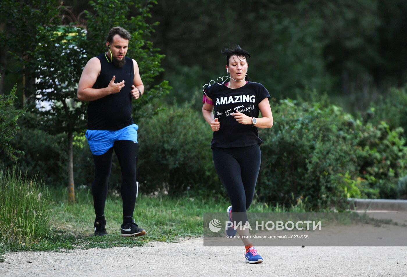 Отдыхающие в Гагаринском парке в Крыму