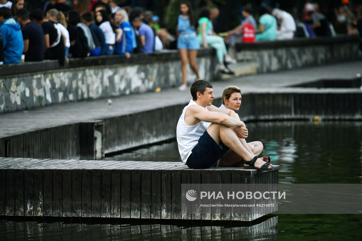 Отдыхающие в Гагаринском парке в Крыму