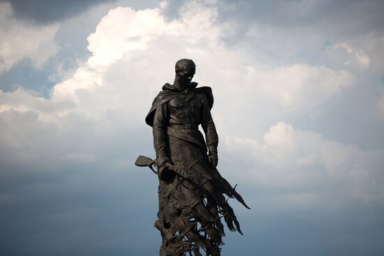 Подготовка к открытию Ржевского мемориала Советскому солдату 