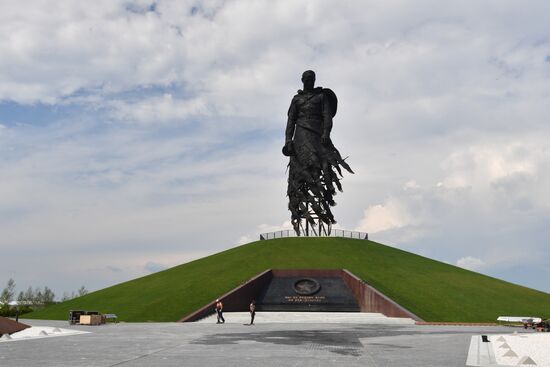 Подготовка к открытию Ржевского мемориала Cоветскому солдату